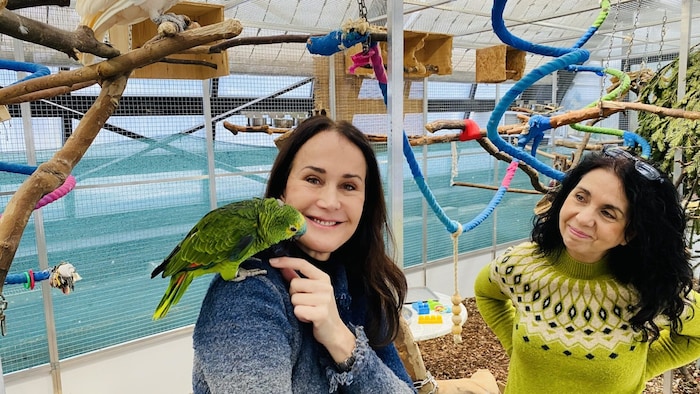 Tierecke-Leiterin Maggie Entenfellner im Gespräch mit ARGE Papageienschutz Vereinsobfrau Nadja ...