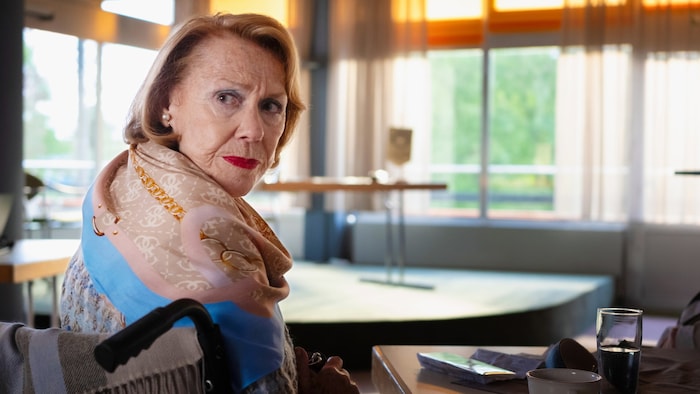 Gaby Dohm ist als gehässiges Tennisclubmitglied Elisabeth zu sehen.