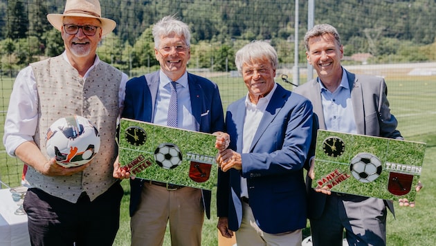 Für Landeschef Peter Kaiser und Landesrat Daniel Fellner gabs Uhren von Otto Steiner (2.v.r.)