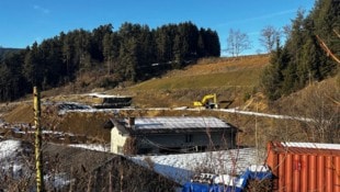 Die Grube in Seeboden wird gerade mit Aushub zugeschüttet. Danach will Wassermann Häuser, ...