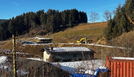 Die Grube in Seeboden wird gerade mit Aushub zugeschüttet. Danach will Wassermann Häuser, ...