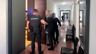 Der Angeklagte vor Gericht in Krems: Er musste sich wegen Mordversuchs, Brandstiftung und ...