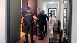 Der Angeklagte vor Gericht in Krems: Er musste sich wegen Mordversuchs, Brandstiftung und ...