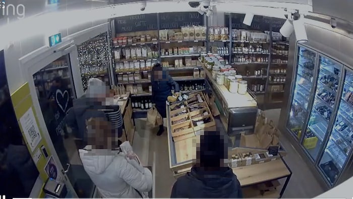 Die vier verdächtigen Frauen hatten blitzschnell „eingekauft“.