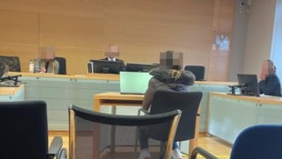 Nicht gestohlen habe sie – sondern beschenkt sei sie worden. Der Richter glaubt ihr nicht.