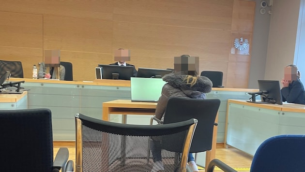 Nicht gestohlen habe sie – sondern beschenkt sei sie worden. Der Richter glaubt ihr nicht.