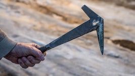 So einen Schieferhammer hatte der Mann in der Hand.