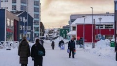 Grönländerinnen und Grönländer in der Hauptstadt Nuuk