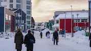 Grönländerinnen und Grönländer in der Hauptstadt Nuuk