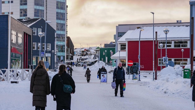 Grönländerinnen und Grönländer in der Hauptstadt Nuuk