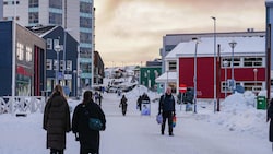 Grönländerinnen und Grönländer in der Hauptstadt Nuuk