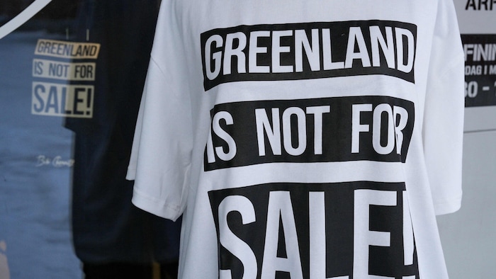 Diese T-Shirts bieten Geschäfte in Nuuk derzeit zum Verkauf an.