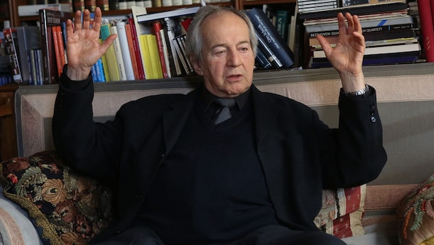 Otto Schenk beim „Krone“-Interview auf seinem Biedermeier-Sofa, das im Dorotheum versteigert ...