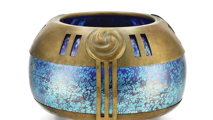 Aus Jugendstilglas kam unter den Hammer.