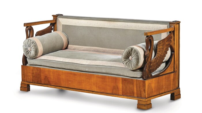 Diese Biedermeier-Sitzbank wurde um fast 17.000 Euro versteigert.