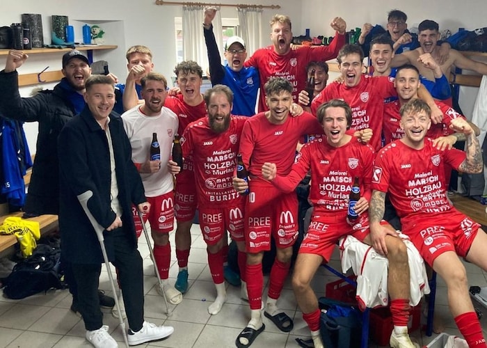 Der SV hpt Eberau feiert die Siege ausgiebig. Seit Oktober 2025 mit einem Schulbuchverlag im ...