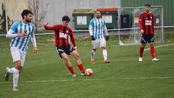 Julian Wörndl (am Ball) vom ASV Hornstein läuft mit „Coldamaris“ am Trikot auf.
