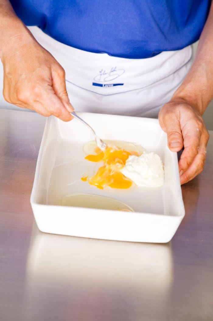 Die Geheimzutat des Sternekochs: etwas Schlagobers unter das Ei mischen ...