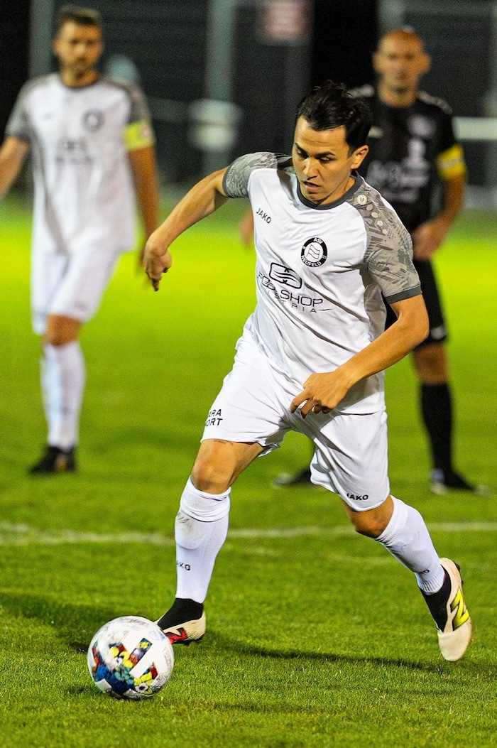 Beim ASV Neufeld werden Swimmingpools beworben.