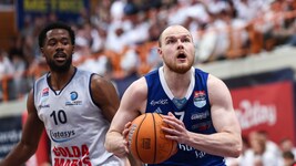 Kapitän Sebastian Käferle (re.)  wird den Oberwartern wohl bis Anfang März fehlen.