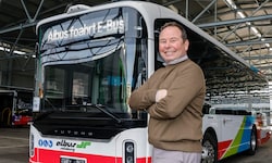Hermann Häckl ist stolz: Albus geht mit dem China-Elektrobus in Linienbetrieb.