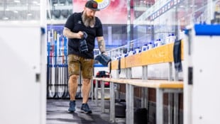 Arbeitet stets in kurzer Hose: Eisbullen-Zeugwart Christian Wimmer.