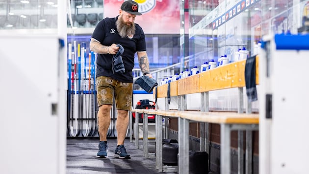 Arbeitet stets in kurzer Hose: Eisbullen-Zeugwart Christian Wimmer.