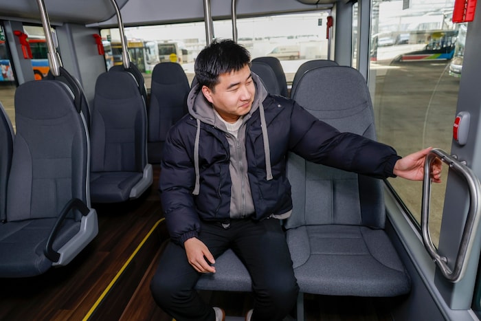 Yutong-Mitarbeiter Fa Ming schult das Albus-Personal ein.