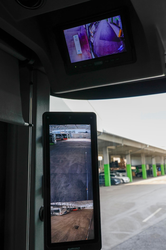 Der Busfahrer hat mit Kameras einen 360-Grad-Blick: Hier die digitalen Bus-Seitenspiegel.