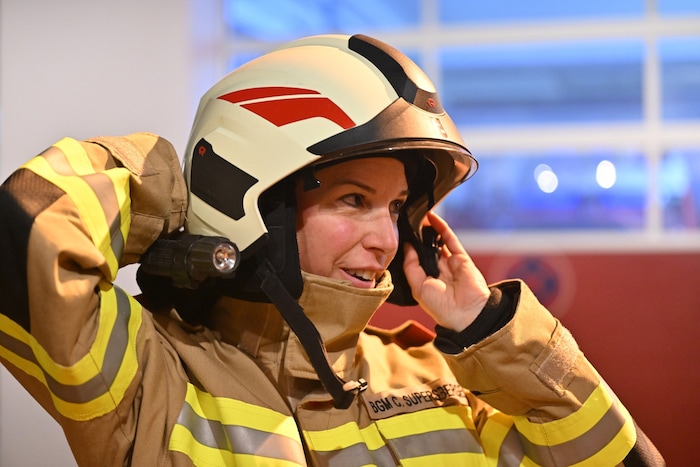 Der Helm steht Bürgermeisterin Supersberger gut. In Viehhofen sind 56 Aktive bei der Feuerwehr. ...