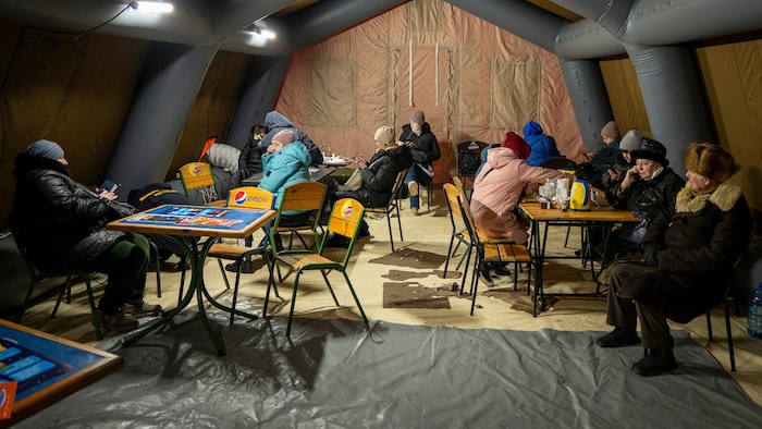 Bewohner von Kiew während eines Stromausfalls in einer Notunterkunft