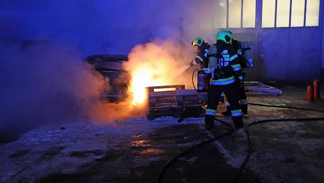 Unter schwerem Atemschutz konnte der Brand gelöscht werden.