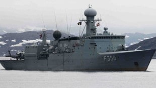 Eine dänische Fregatte vor Grönlands Küste