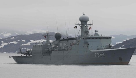 Eine dänische Fregatte vor Grönlands Küste