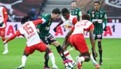 Lucas Gourna-Douath (M.) steht vor einem Absprung aus Salzburg.