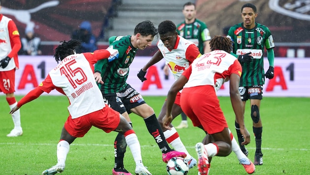 Lucas Gourna-Douath (M.) steht vor einem Absprung aus Salzburg.