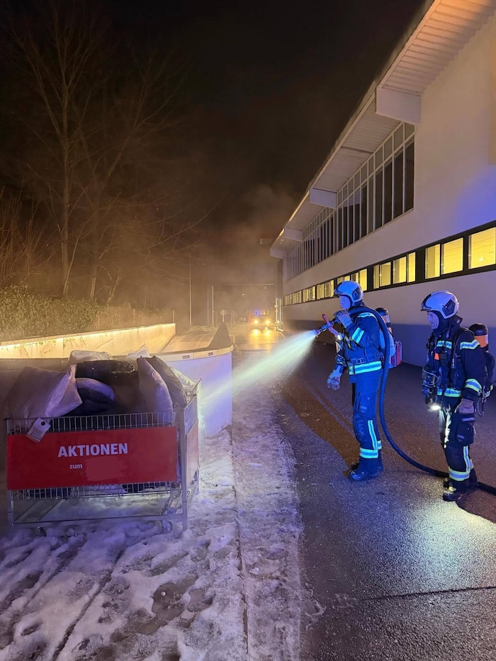 Draußen löschten die Feuerwehrleute der Berufsfeuerwehr die letzten Glutnester ab