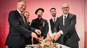 Tradition verpflichtet: Der Linzer Bürgermeister Dietmar Prammer (re.) schnitt mit LH Thomas ...