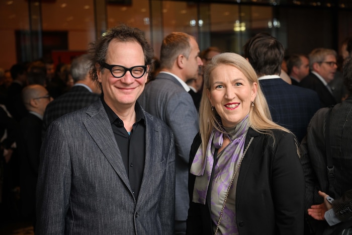 Norbert Trawöger (LIVA) mit Magistratsdirektorin Ulrike Huemer.