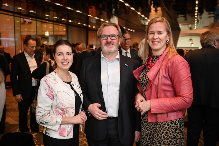 Lisa Sigl (li.) mit IV-Präsident Thomas Bründl und Marie-Louise Schnurpfeil