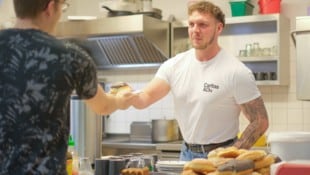 Rund 130 Essen, dazu Kaffee und Süßspeisen – alles Spenden –, geben Patrick Hörtnagl und seine ...