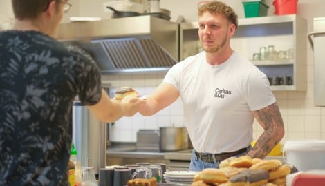 Rund 130 Essen, dazu Kaffee und Süßspeisen – alles Spenden –, geben Patrick Hörtnagl und seine ...