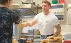 Rund 130 Essen, dazu Kaffee und Süßspeisen – alles Spenden –, geben Patrick Hörtnagl und seine ...
