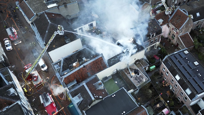 Die Suche nach möglichen weiteren Opfern wurde durch die enormen Schäden an mehreren Gebäuden ...