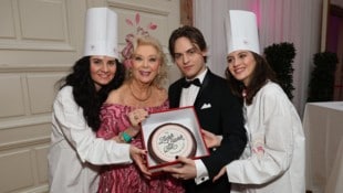 Ballmutti Birgit Sarata im Glück – auch dank ihres heurigen Stargastes, Musicalstar Moritz ...