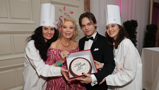 Ballmutti Birgit Sarata im Glück – auch dank ihres heurigen Stargastes, Musicalstar Moritz ...