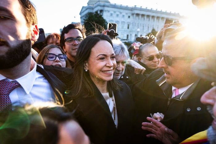 Viele Anhängerinnen und Anhänger Machados hatten sich vor dem Weißen Haus versammelt.