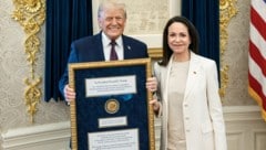 Da freut sich einer: Donald Trump (79) posiert mit der Friedensnobelpreis-Medaille (eingerahmt) ...