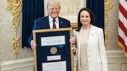 Da freut sich einer: Donald Trump (79) posiert mit der Friedensnobelpreis-Medaille (eingerahmt) ...