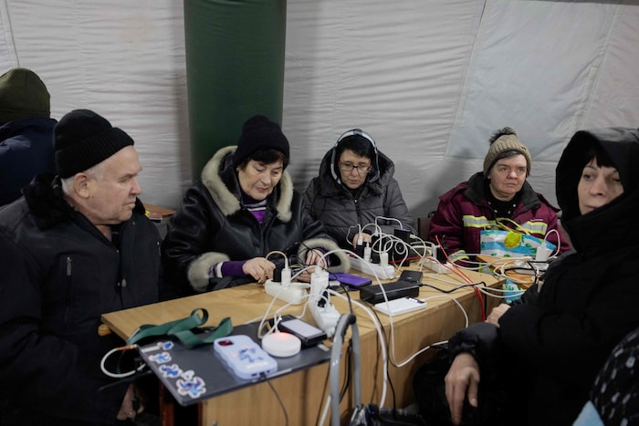 In Notfallzelten wird Strom bereitgestellt.